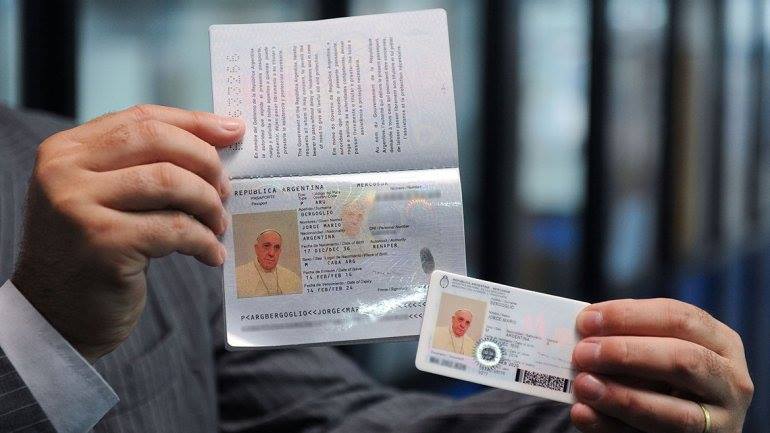 Папа переоформил аргентинский паспорт