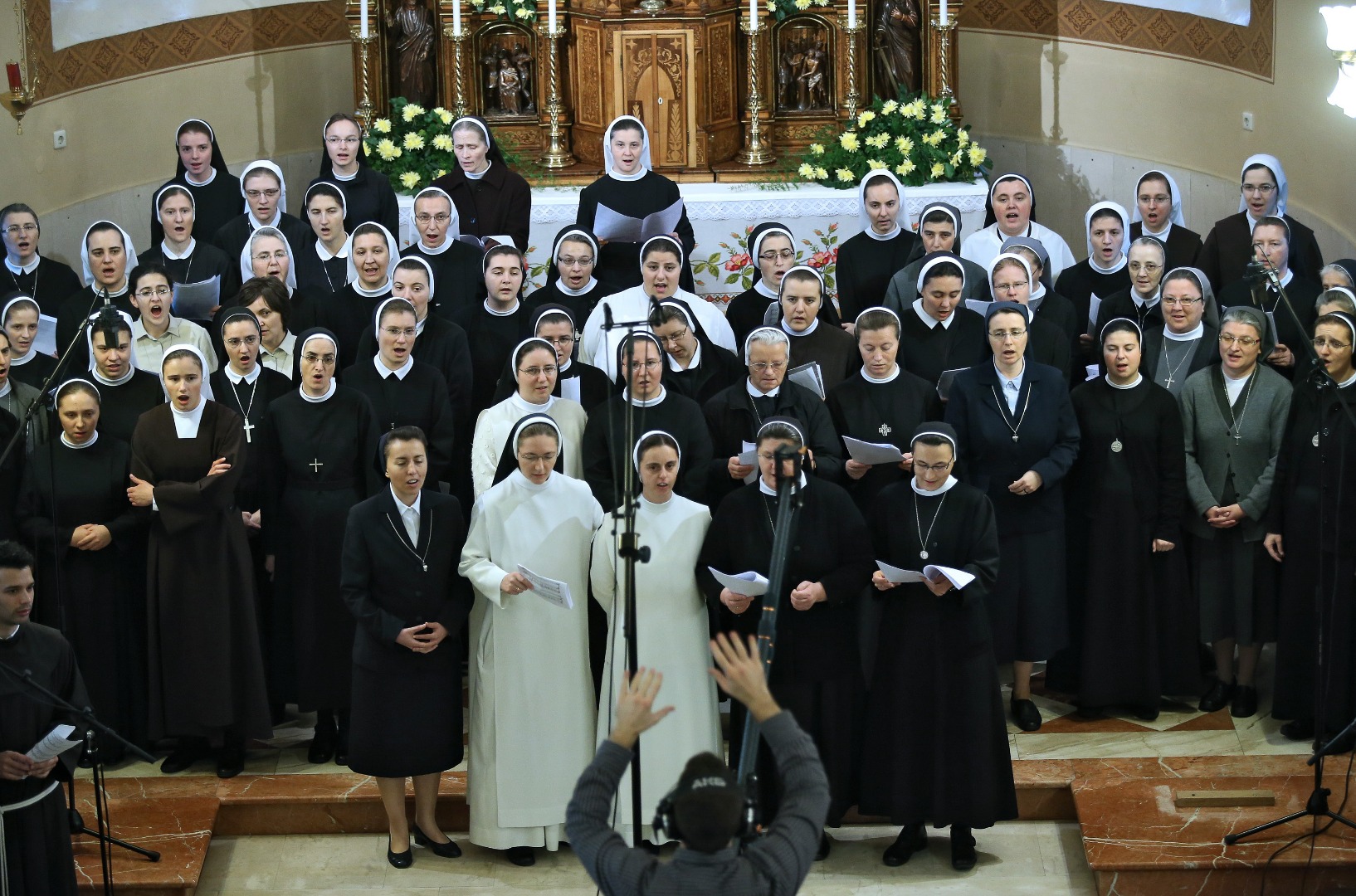 Хорватские монашествующие поют хвалу Богу