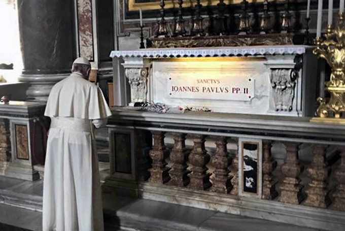Папа Франциск отметит 100-летие Иоанна Павла II, отслужив Мессу у его гробницы