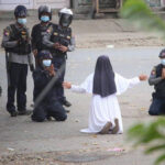 Монахиня из Мьянмы, которая встала на колени перед военными, назвала это действием Святого Духа