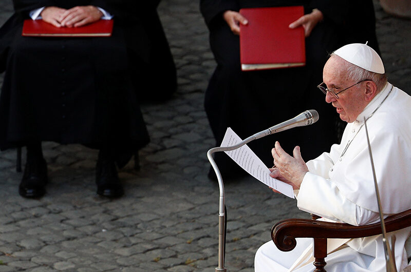 Папа Франциск перенес плановую операцию
