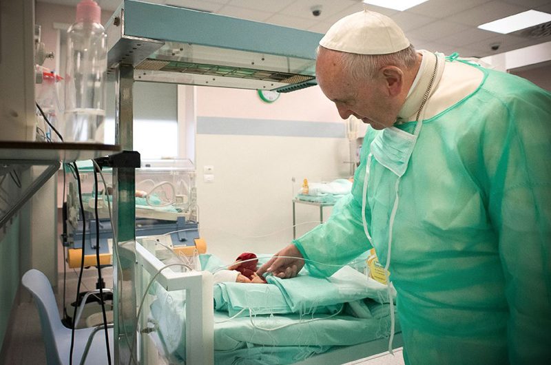 Жесты близости: совет Папы Франциска тем, кто посещает больных