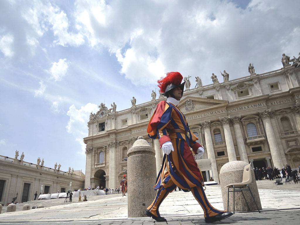 Обзор дел в Ватикане: «Ассизи, Курия, G-8»