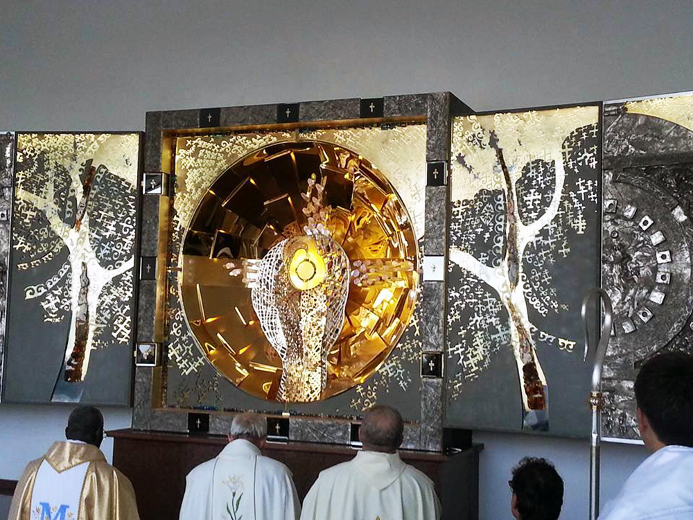 Алтарь, освященный Папой Бенедиктом XVI, установлен в национальном святилище Царицы Мира в с.Озерное (Казахстан)