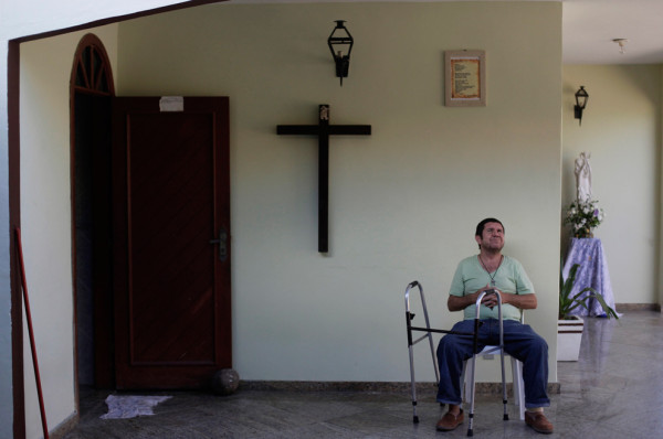 Пауло Фернандес, бездомный, сидит в доме францисканского братства, где он жил в течение двух месяцев. Фото: Ricardo Moraes/Reuters (BRAZIL)