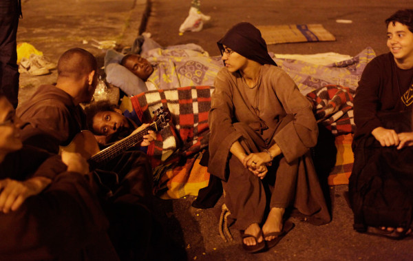 Монахиня из братства разговаривает с бездомными перед сном. Фото: Ricardo Moraes/Reuters (BRAZIL)