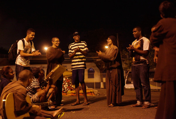 Члены братства поют религиозные песни на улицах Кампо Гранде. Фото: Ricardo Moraes/Reuters (BRAZIL)
