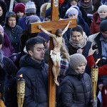 Католики совершили Крестный путь по улицам Москвы