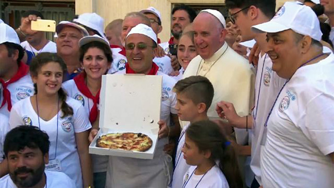 Путём Матери Терезы: в Ватикане устроили обед для бедных