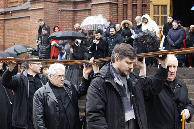 Московские католики прошли Крестный путь по улицам
