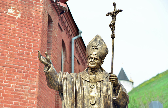 В Тобольске установили памятник Иоанну Павлу II