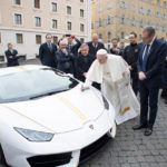 Папе Франциску подарили Lamborghini