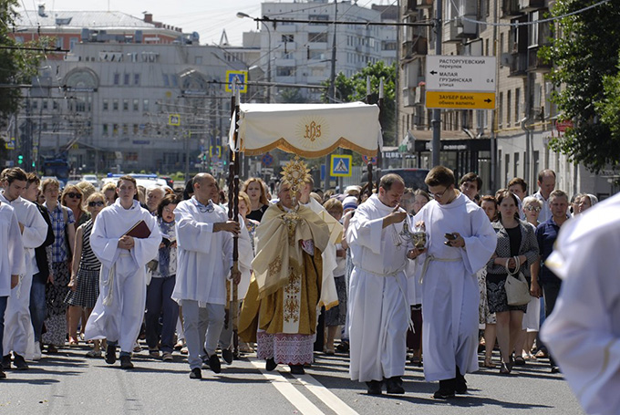 Московские католики совершили процессию в торжество Тела и Крови Христа